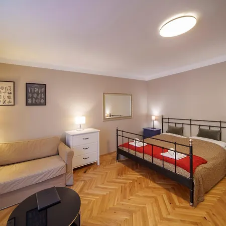 3 Bed Flat - Sleeps 12 - Wifi Apartment *