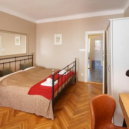 Apartment 3 Bed Flat - Sleeps 12 - Wifi Prague