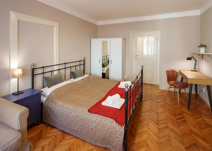 3 Bed Flat - Sleeps 12 - Wifi Prag