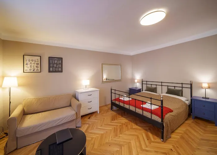 3 Bed Flat - Sleeps 12 - Wifi Apartment *