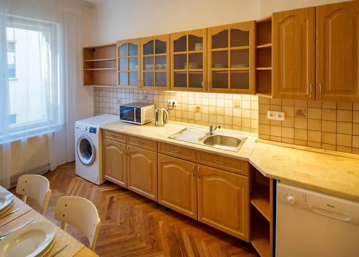 3 Bed Flat - Sleeps 12 - Wifi * Prag
