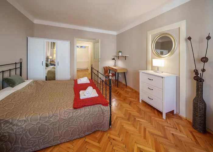 3 Bed Flat - Sleeps 12 - Wifi Apartment