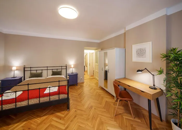 Apartment 3 Bed Flat - Sleeps 12 - Wifi Prag