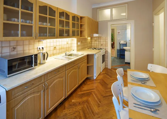 Apartment 3 Bed Flat - Sleeps 12 - Wifi *