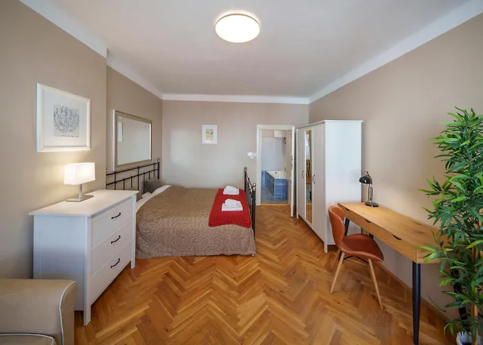 3 Bed Flat - Sleeps 12 - Wifi Apartment Prag