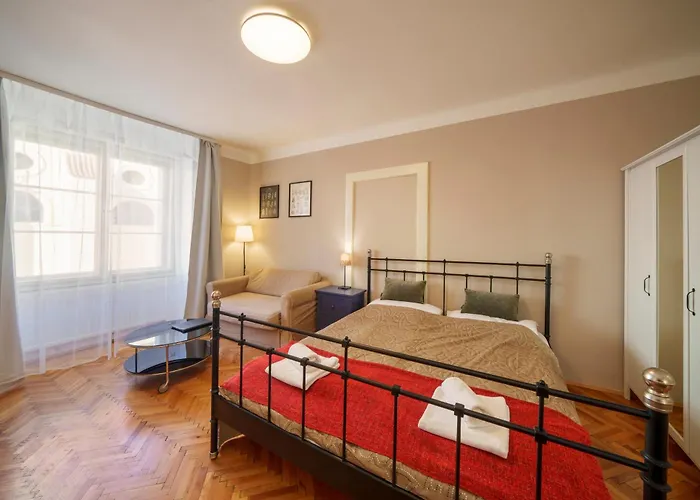 3 Bed Flat - Sleeps 12 - Wifi Apartment