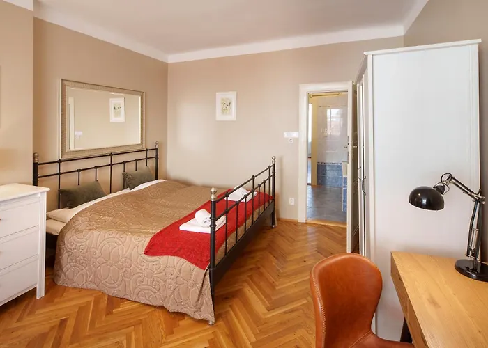 Apartment 3 Bed Flat - Sleeps 12 - Wifi Prag