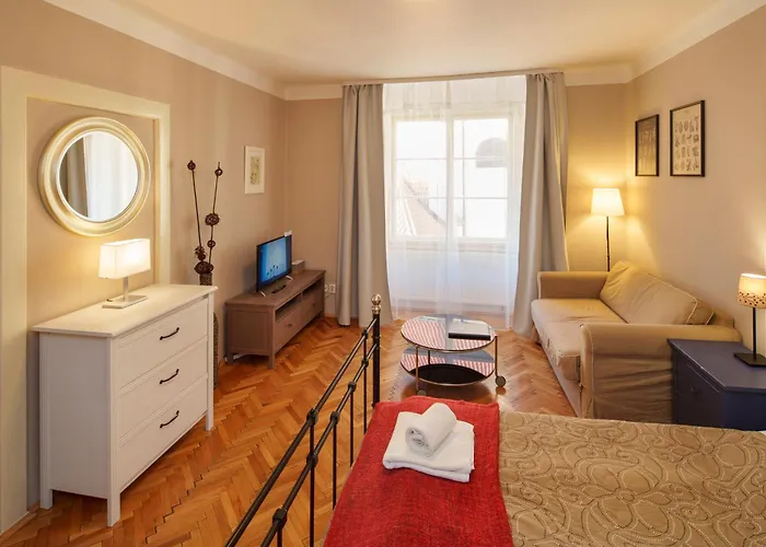 3 Bed Flat - Sleeps 12 - Wifi Apartment Prag