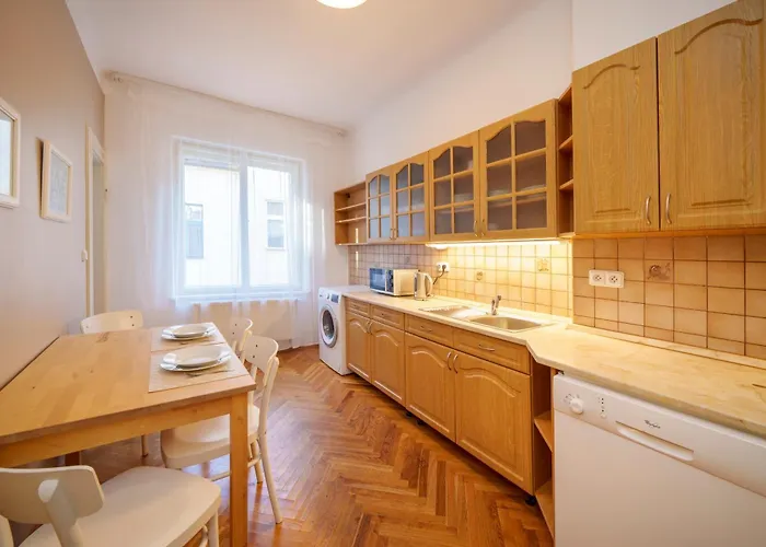 Apartment 3 Bed Flat - Sleeps 12 - Wifi