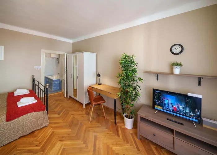 Apartment 3 Bed Flat - Sleeps 12 - Wifi Prag