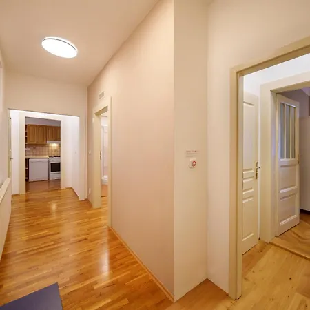 3 Bed Flat - Sleeps 12 - Wifi Prague