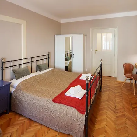 3 Bed Flat - Sleeps 12 - Wifi פראג