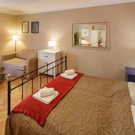 3 Bed Flat - Sleeps 12 - Wifi