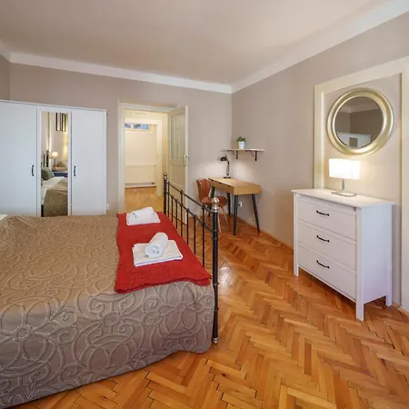 3 Bed Flat - Sleeps 12 - Wifi Apartman