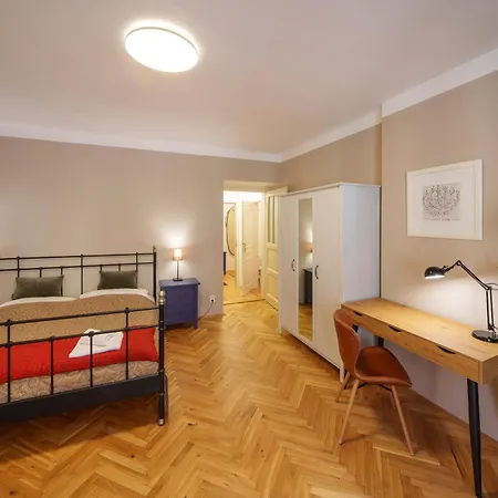 דירה 3 Bed Flat - Sleeps 12 - Wifi פראג