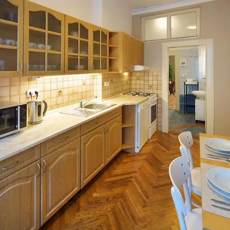 Apartment 3 Bed Flat - Sleeps 12 - Wifi *