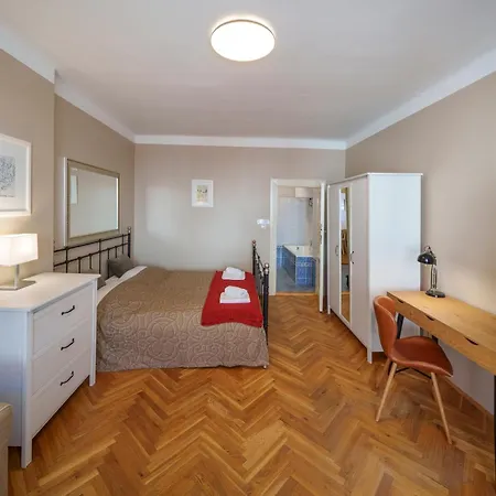 3 Bed Flat - Sleeps 12 - Wifi Apartment Prague