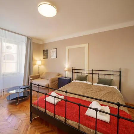 3 Bed Flat - Sleeps 12 - Wifi Apartment