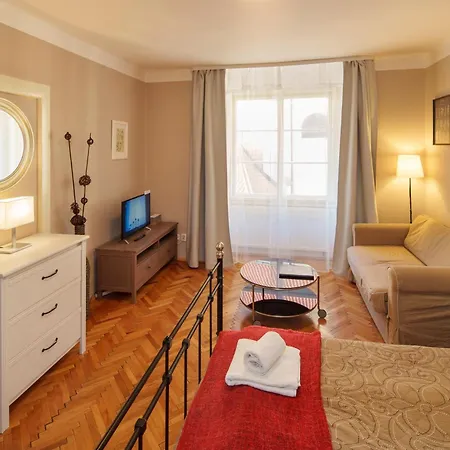 3 Bed Flat - Sleeps 12 - Wifi Apartment Prague