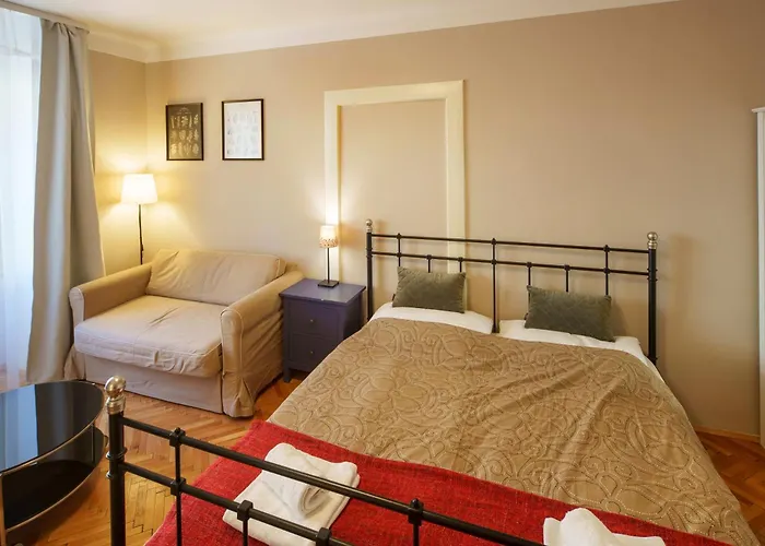Lägenhet 3 Bed Flat - Sleeps 12 - Wifi Prag