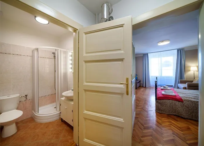 3 Bed Flat - Sleeps 12 - Wifi * Prague