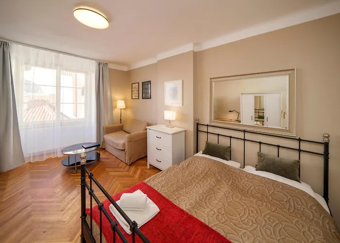 3 Bed Flat - Sleeps 12 - Wifi * Prague