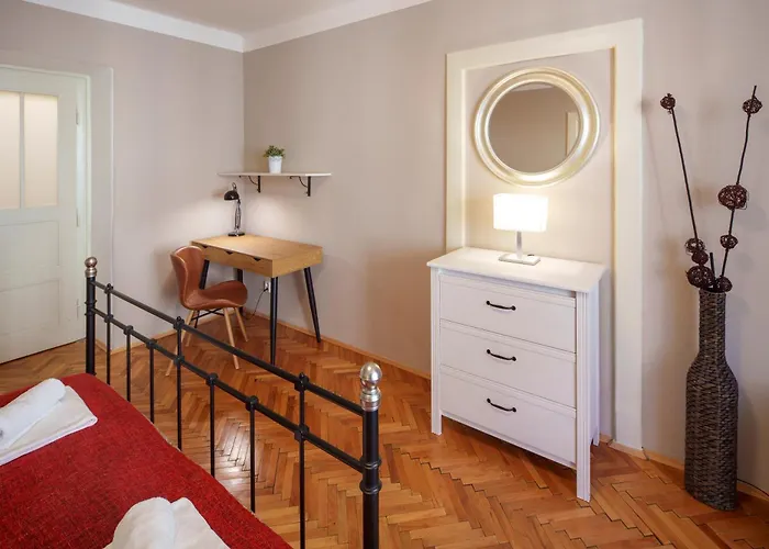 3 Bed Flat - Sleeps 12 - Wifi *