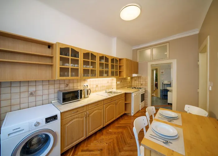 3 Bed Flat - Sleeps 12 - Wifi * Prague