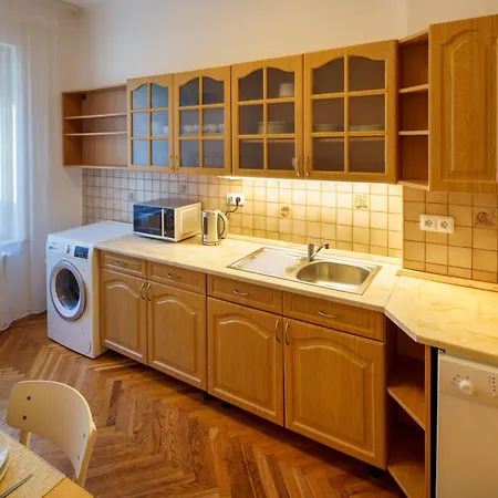 3 Bed Flat - Sleeps 12 - Wifi * פראג