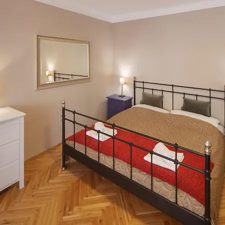 3 Bed Flat - Sleeps 12 - Wifi פראג