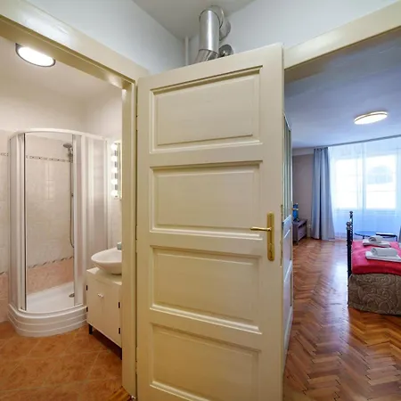 3 Bed Flat - Sleeps 12 - Wifi * פראג