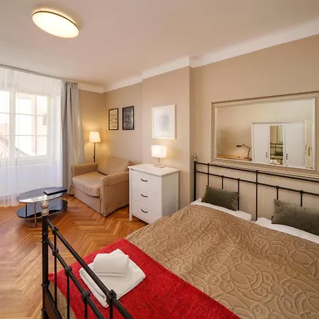 3 Bed Flat - Sleeps 12 - Wifi * פראג