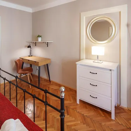 3 Bed Flat - Sleeps 12 - Wifi *