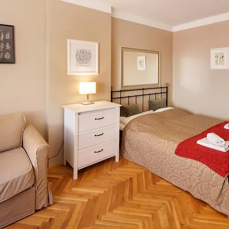 3 Bed Flat - Sleeps 12 - Wifi פראג