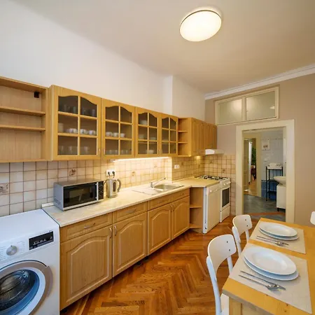 3 Bed Flat - Sleeps 12 - Wifi * פראג
