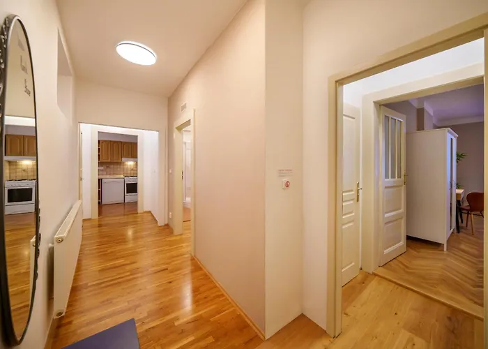 3 Bed Flat - Sleeps 12 - Wifi Prag